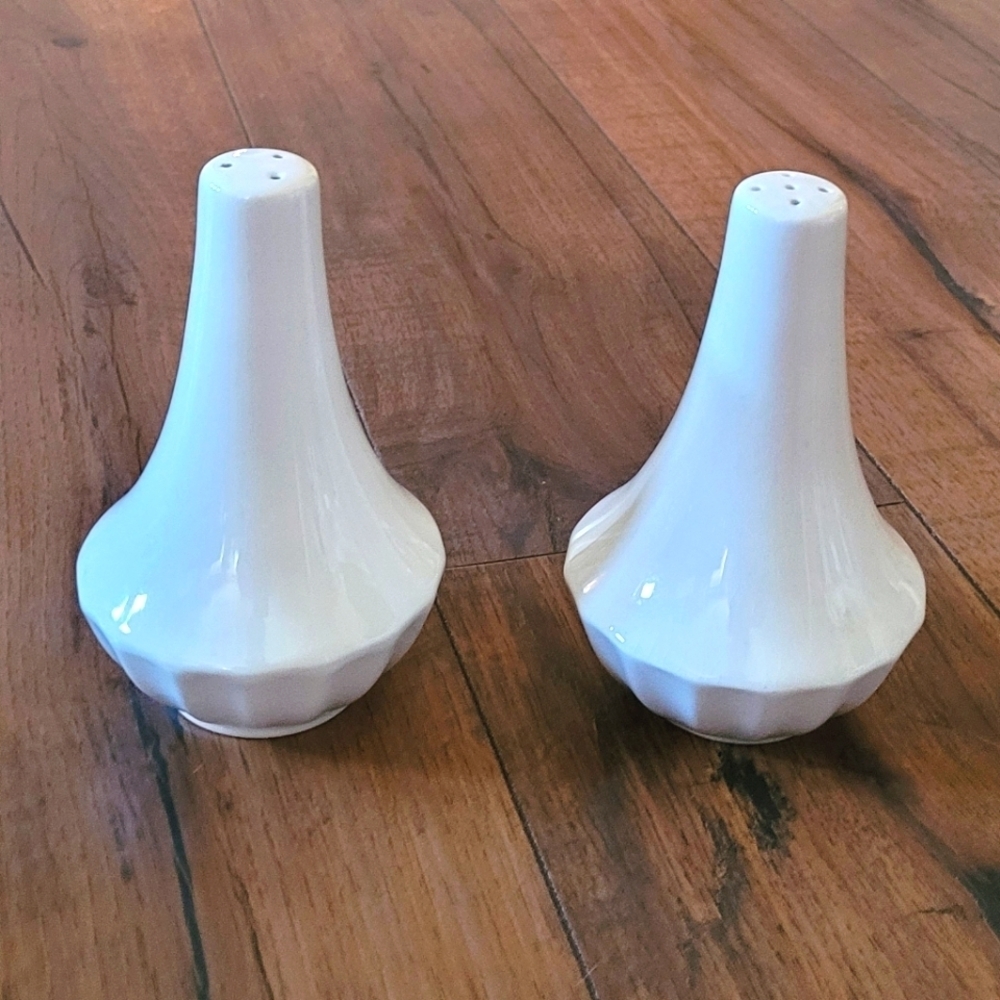 Vintage Johnson's Brothers Heritage Salt‎ and Pepper Shakers